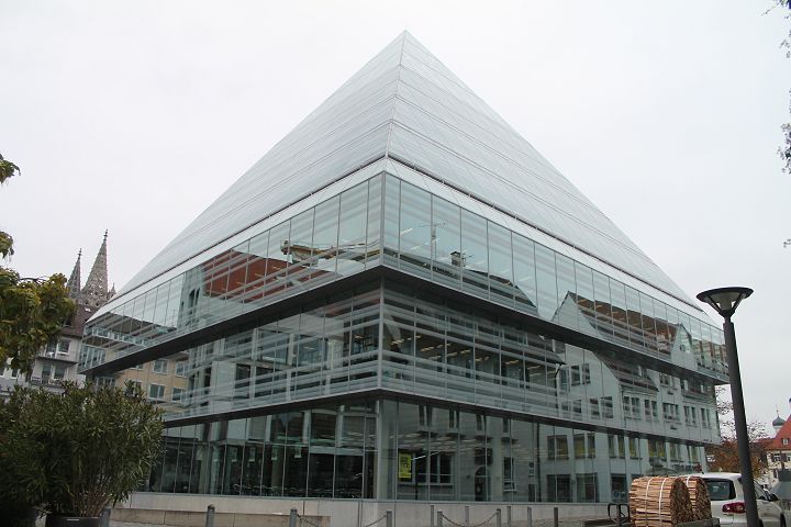 Sklenn pyramida - Mstsk knihovna Ulm