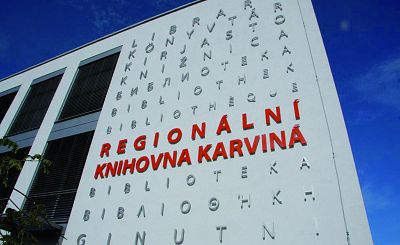 Ústřední budova Regionální knihovny Karviná, detail nápisu KNIHOVNA v 10 cizích jazycích (foto: Edmund Kijonka)
