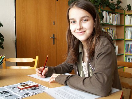 Jedenáctiletá Karolína T. píše s velkým zaujetím svých deset vět.