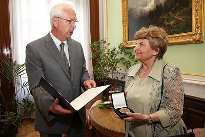 Dr. Burgetová - předávání medaile prof. Drahošem